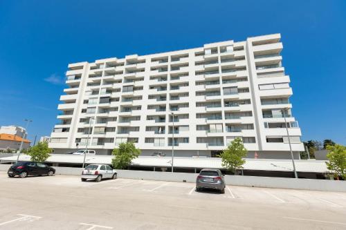 Yuki 2BR apt w balcony and parking near old town