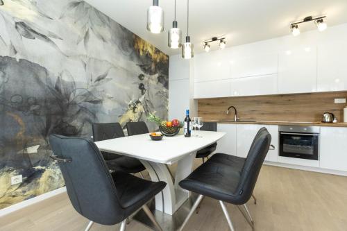 Yuki 2BR apt w balcony and parking near old town