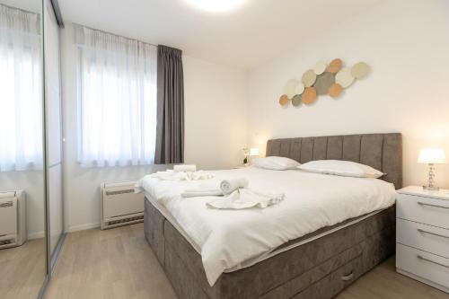 Yuki 2BR apt w balcony and parking near old town