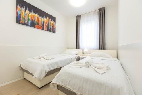Yuki 2BR apt w balcony and parking near old town