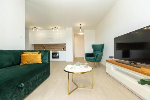 Yuki 2BR apt w balcony and parking near old town
