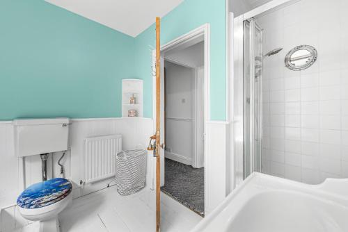 un bagno con wc e doccia di The Coach House a Malvern Wells