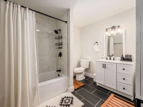 Ένα μπάνιο στο Oakwood Charm Family-Friendly 3BR Getaway