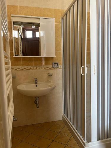 a bathroom with a sink and a mirror at Santa Barbara Guest House - Vicino Agropoli in Torchiara