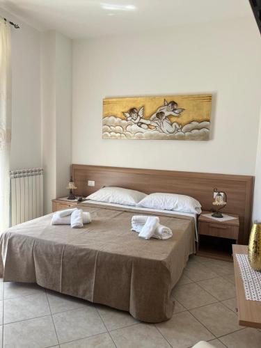 a bedroom with a bed with two towels on it at Santa Barbara Guest House - Vicino Agropoli in Torchiara
