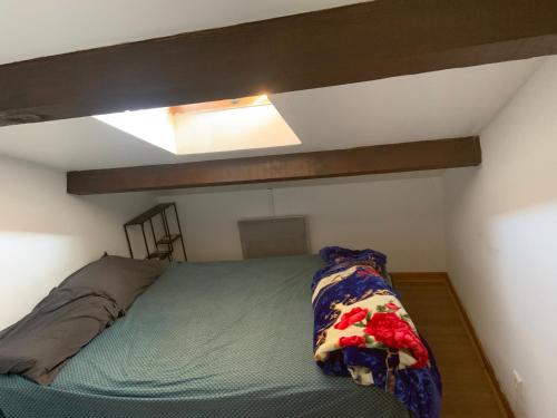 - un lit dans un dortoir dans l'établissement Colocation maison avec piscine vélodrome, à Marseille