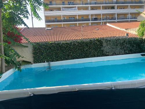 une piscine vide en face d'un bâtiment dans l'établissement Colocation maison avec piscine vélodrome, à Marseille