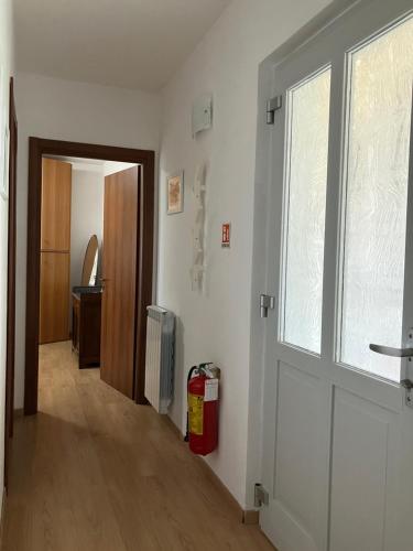an empty hallway with a door and a window at Fermete chì! in Sarzana