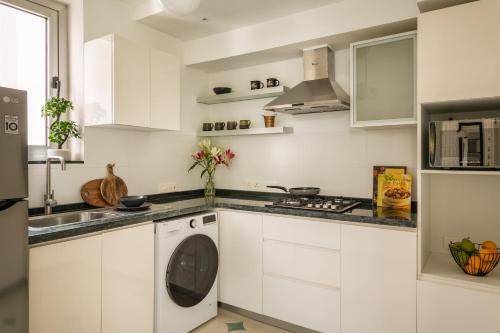 El Tesoro 2BHK Elegant Apartments in Siolim with Pool- 10 mins Drive to Assagaoにあるキッチンまたは簡易キッチン