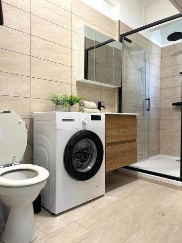 une salle de bain avec machine à laver et toilettes dans l'établissement Super studio Carré d'Or-2 people-Nice, à Nice