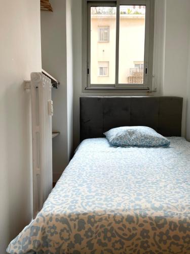 - un lit avec un oreiller dans une chambre avec une fenêtre dans l'établissement Super studio Carré d'Or-2 people-Nice, à Nice