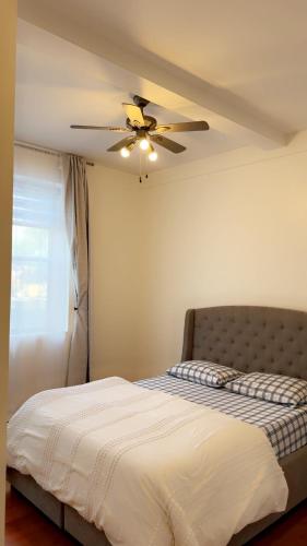 Ένα ή περισσότερα κρεβάτια σε δωμάτιο στο Spacious Condo with a Bright Interior