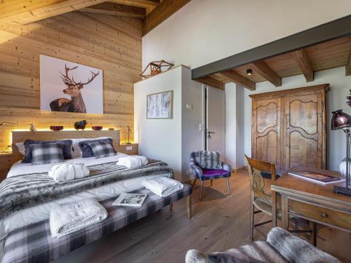 a bedroom with a bed and a desk in a room at Appartement spacieux 125m², 6 pers., garage et tranquillité - FR-1-570-19 in Praranger