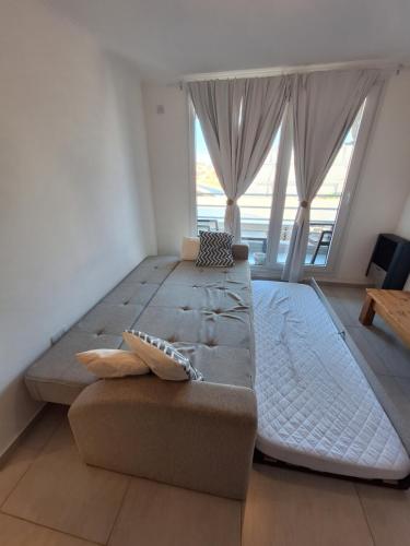 a large bedroom with two beds and a large window at Nuevo y Equipado en Zona Céntrica con Cochera in Santa Rosa