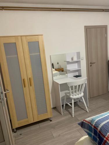 オグリンにあるOG Apartmanのベッドルーム(デスク、鏡、椅子付)