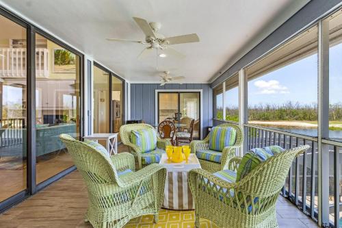 Posezení v ubytování Spacious 4-Bedroom Home with Heated Pool in Sanibel - Sanderling Point - Roelens