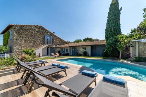 une villa avec piscine et mobilier de jardin dans l'établissement Mazet Pierre de Vers - Le Mas des Olivers Nîmes, à Nîmes