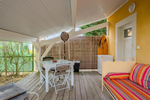 d'une terrasse avec une table et un canapé. dans l'établissement Studio avec terrasse pour 2 personnes à Andernos, à Andernos-les-Bains