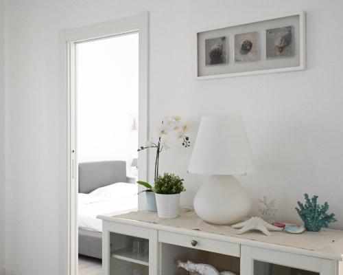 a room with a mirror and a table with a lamp at S270 - Sirolo, quadrilocale in centro con vista panoramica in Sirolo