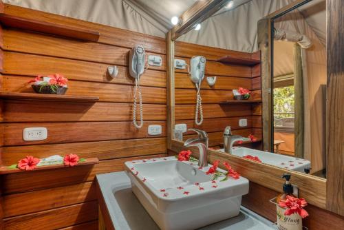 Koupelna v ubytování Ylang Ylang Beach Resort