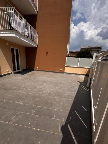 an empty courtyard of a building with a balcony at Casa Florean in Cicciano