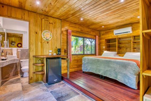 Postel nebo postele na pokoji v ubytování Ylang Ylang Beach Resort