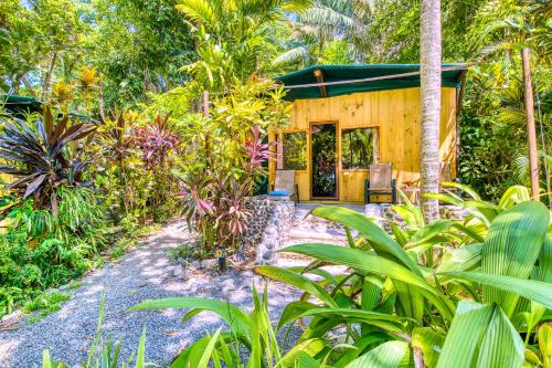 Zahrada ubytování Ylang Ylang Beach Resort