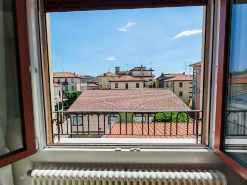 a window with a view of a building at Casa di Kaixin in Mestre