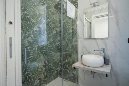 een badkamer met een douche met wastafel en spiegel bij Nonna Anna in Castellammare di Stabia