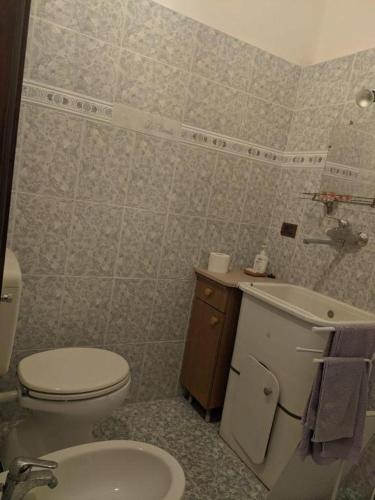 a bathroom with a toilet and a sink at Casa Sole - Pernottamento accogliente a Castione Marchesi in Castione dei Marchesi