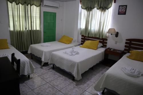Ein Bett oder Betten in einem Zimmer der Unterkunft Hotel Sabana