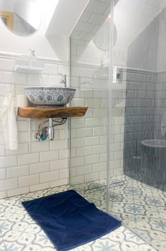 a bathroom with a sink and a glass shower at Zanzara Guesthouse in Pákozd