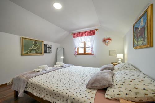 a bedroom with a bed and a window at Kuća za odmor Zora in Bregi Radobojski