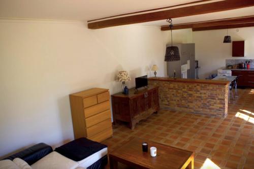 un salon avec un canapé et une table dans l'établissement House with garden by the sea No 2, à Ouistreham