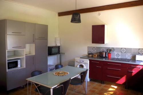 - une cuisine avec une table, une table et des chaises dans l'établissement House with garden by the sea No 2, à Ouistreham