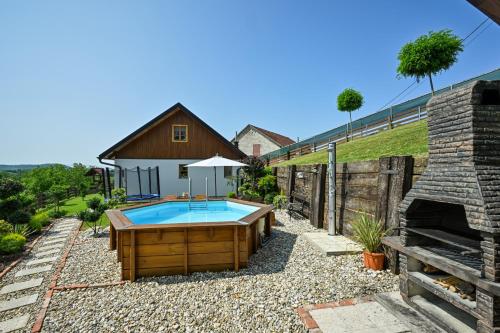 a backyard with a swimming pool and a house at Kuća za odmor Zora in Bregi Radobojski