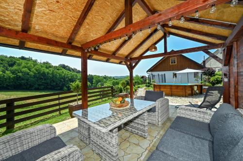 an outdoor patio with a table and chairs at Kuća za odmor Zora in Bregi Radobojski