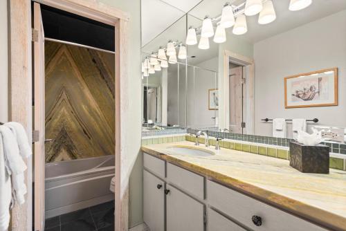 Bilik mandi di Snowmass Mountain by Snowmass Vacations