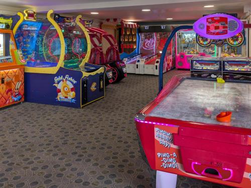 Stanza dei giochi di Coastal Getaway - Free Activities & Beach Access