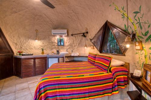 Postel nebo postele na pokoji v ubytování Ylang Ylang Beach Resort