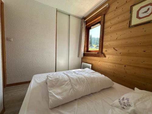 une chambre avec un lit dans une pièce avec une fenêtre dans l'établissement Appartement cosy à Morillon 1100, balcon sud, 2 chambres, 6 pers. - FR-1-642-18, à Morillon