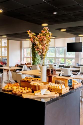 a bakery with bread and pastries on a counter at ibis budget Piracicaba in Piracicaba