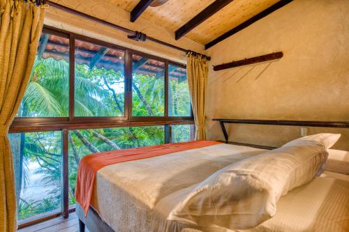 Postel nebo postele na pokoji v ubytování Ylang Ylang Beach Resort