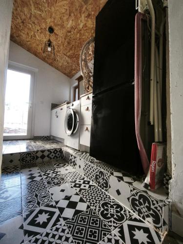 - une cuisine revêtue de carrelage noir et blanc dans l'établissement La dominique, à Villes-sur-Auzon