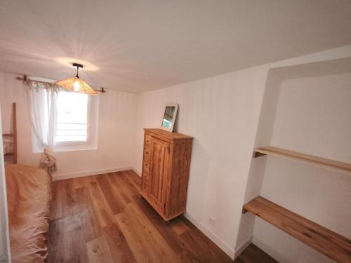 un salon avec un canapé et une fenêtre dans l'établissement La dominique, à Villes-sur-Auzon