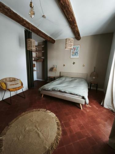 - une chambre avec un lit et du carrelage rouge dans l'établissement La dominique, à Villes-sur-Auzon