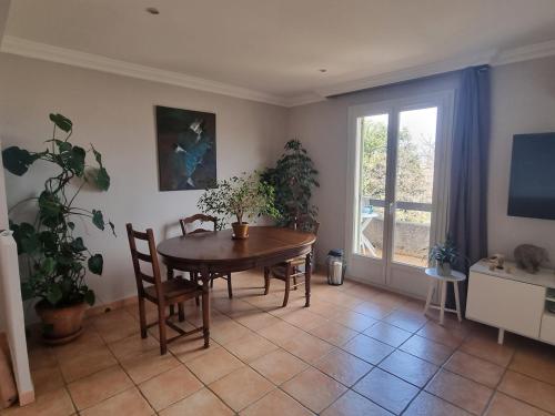 une salle à manger avec une table et des chaises et une fenêtre dans l'établissement Villa with pool Six-Fours air conditioning All private, à Six-Fours-les-Plages