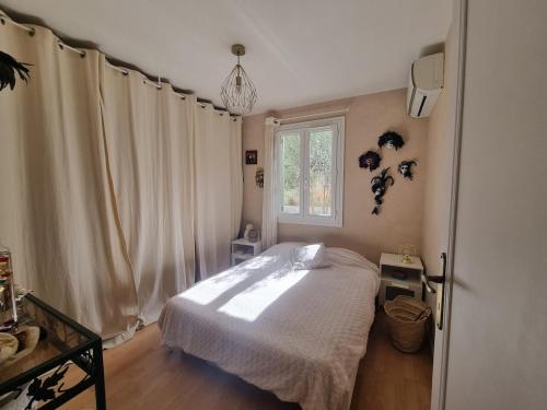 une petite chambre avec un lit et une fenêtre dans l'établissement Villa with pool Six-Fours air conditioning All private, à Six-Fours-les-Plages