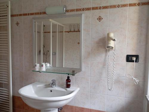 A bathroom at AGRITURISMO Cré Seren