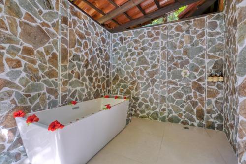 Koupelna v ubytování Ylang Ylang Beach Resort